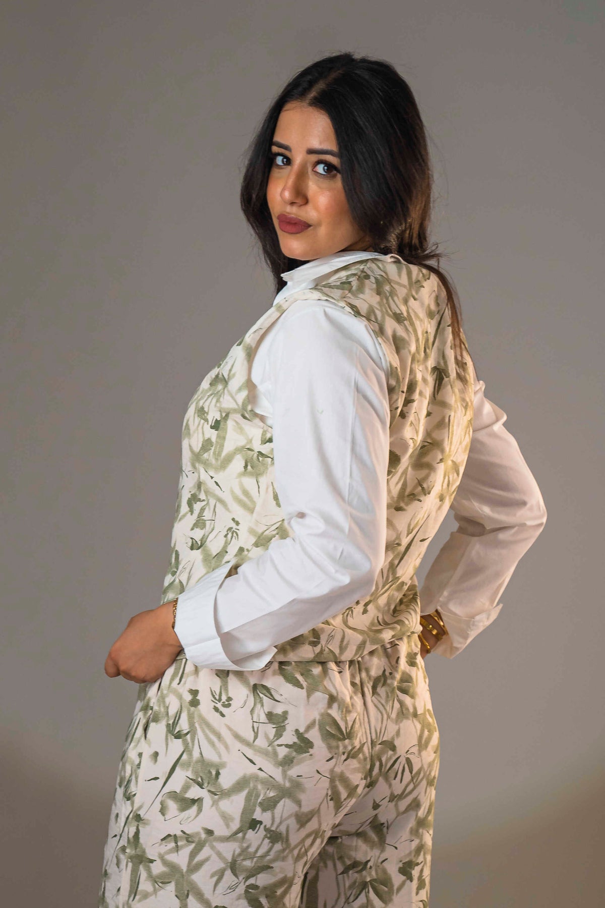 Sleeveless patterned suit – light olive green